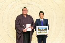 Yokozuna Terunofuji trình bày danh sách quyên góp cho Sumo Arena